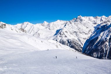 Alp dağlarında kayak yamacı ve Avusturya, Tirol 'de güzel güneşli bir gün. 