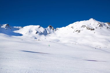 Soelden, Tirol, Avusturya 'da geniş kayak yamacı. Karla kaplı dağlık dağlarda. Mavi gökyüzü ile güneşli bir gün.. 