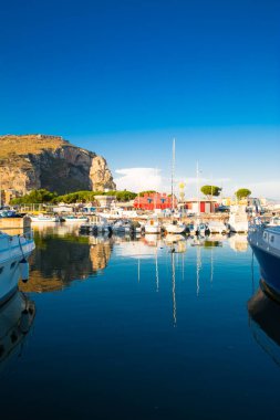 Terracina, liman, Jüpiter Anxur Tapınağı Platformu. Limanda bir sürü tekne ve yat var.. 