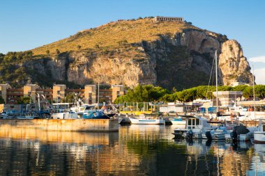 Terracina, liman, Jüpiter Anxur Tapınağı Platformu. Limanda bir sürü tekne ve yat var.. 
