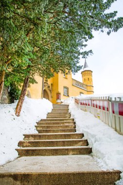 Almanya 'daki Hohenschwangau kalesi, Fussen, Bavyera. Kral Ludwig 'in güzel kalesi. Bol karlı kış mevsimi. 