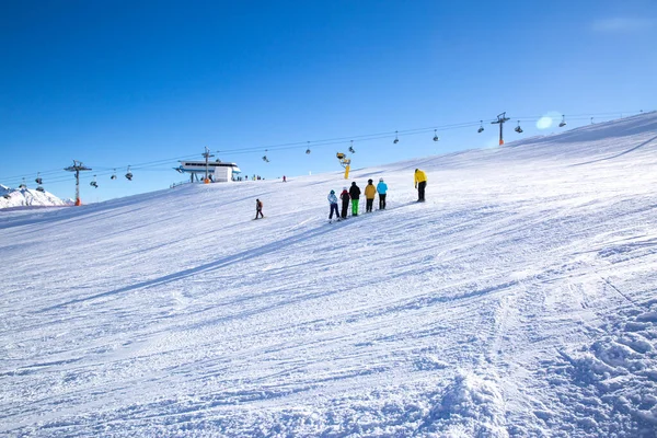 Gente Esquiando Estación Esquí Austriaca Día Soleado Invierno Cielo Azul —  Fotos de Stock