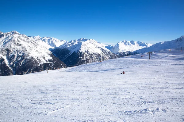 Pistas Esquí Cubiertas Nieve Temporada Invierno Montañas Alp Día Invierno — Foto de Stock