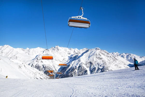 アルプス山脈 チロル オーストリアのスキーリフト 雪に覆われた明るい青空と山 — ストック写真