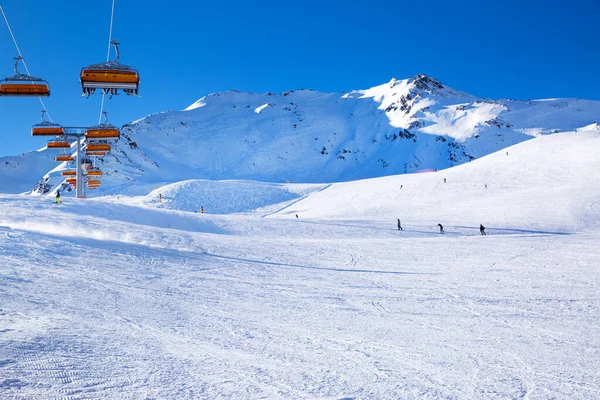 アルプス山脈 チロル オーストリアのスキーリフト 雪に覆われた明るい青空と山 — ストック写真