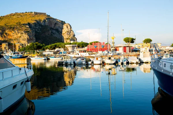Terracina, liman, Jüpiter Anxur Tapınağı Platformu. Limanda bir sürü tekne ve yat var.. 