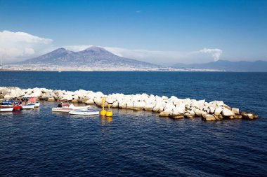 Vezüv manzaralı, Napoli limanında tekneler, İtalya 'da Napoli körfezi. 