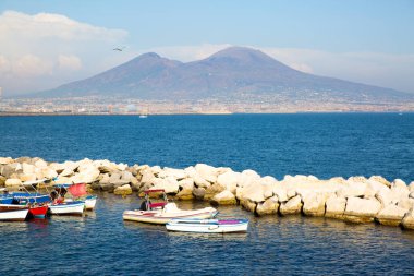 Napoli Körfezi 'nden Vesuvius manzarası, denizde küçük tekneler..