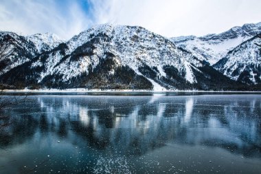 Güzel kış manzarası, Alp dağları göle yansıyor.. 