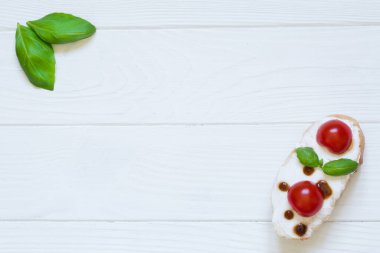 Siyah ahşap arka planda avokado ve krem peynirli Üst görünüm, boşluğu kopyala. İtalyan mutfağı. 