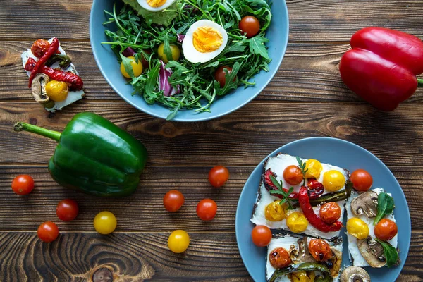 Taze Salata Roka Yumurta Yeşil Kırmızı Biber Kahverengi Masada Sandviçler — Stok fotoğraf