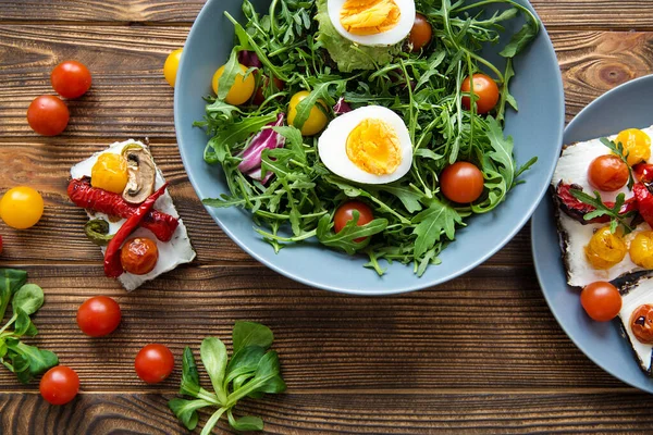 Yumurtalı Taze Sebze Salatası Ahşap Masada Vişneli Domates Karışımı — Stok fotoğraf