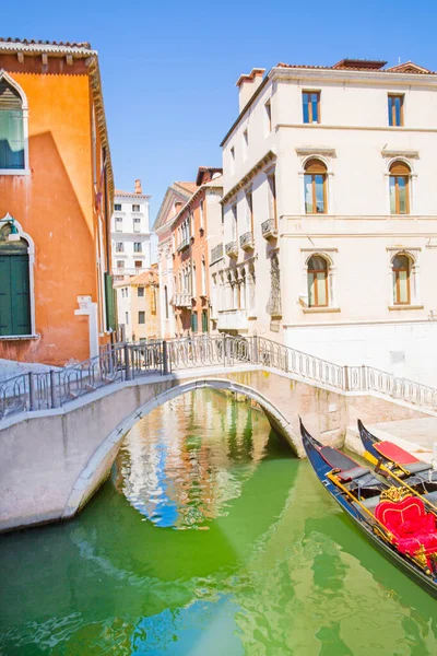Canal Estrecho Góndola Venecia Italia Antiguo Edificio Colorido Fachadas Agua — Foto de Stock