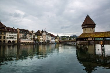 Lucerne Köprüsü ve Lucerne Gölü. İsviçre, Lucerne 'deki ünlü Şapel Köprüsü. 