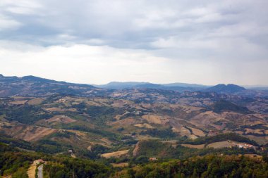 San Marino manzaralı. Yeşil çayır. San Marino 'nun güzel manzarası. İtalya 'da karanlık, ağır gökyüzü. 