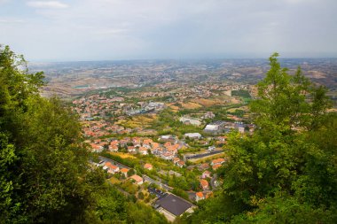 San Marino 'da. Ağaçlar yeşil vadiye kadar uzanır. Yeşil vadiye güzel bir manzara. İtalya. 