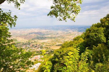 San Marino 'da. Ağaçlar yeşil vadiye kadar uzanır. Yeşil vadiye güzel bir manzara. İtalya. 