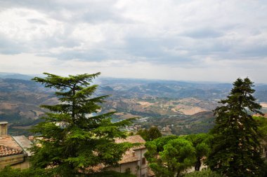 San Marino 'da. Ağaçlar yeşil vadiye kadar uzanır. Yeşil vadiye güzel bir manzara. İtalya. 