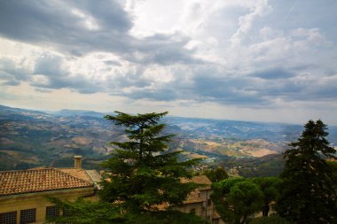 San Marino manzaralı. San Marino 'nun güzel manzarası. İtalya 'da karanlık, ağır gökyüzü. 