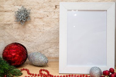 Gümüş ve kırmızı noel baloları süsleme, Noel süsleri çerçeveler, gümüş kar taneleri, kırmızı boncuklar ve köknar ağacı dallı kırmızı kış meyveleri. Uzayı kopyala Model.