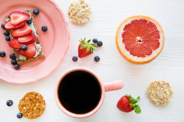 フルーツと健康的な朝食 おいしいトーストと白いテーブルの上に新鮮な黒コーヒー フラットレイアウト — ストック写真