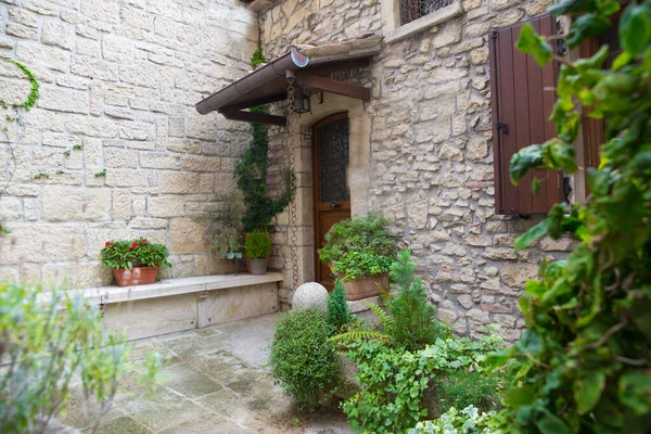 美丽的院子里有绿色的植物和花朵 旧式的砖楼 中世纪风格 意大利 圣马力诺 — 图库照片