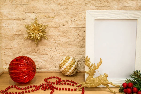 Boże Narodzenie Złote Czerwone Dekoracje Czerwone Świąteczne Kulki Jagody Złote — Zdjęcie stockowe