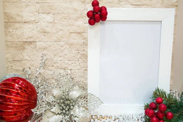 Köknar ağacı dallı kırmızı meyveler, gümüş ve kırmızı Noel süslemeleri. Model yap, mesaj için boş yer var. Güzel beyaz çerçeve. 