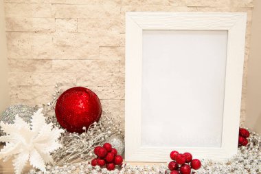 Noel gümüşü parlak arka plan, kırmızı, beyaz ve gümüş renkler. Model yap, metin için boş alan. 