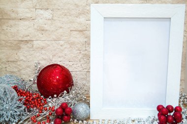 Kırmızı ve gümüş Noel süslemeleri. Parlak gümüş boncuklar ve Noel topları. Gümüş dallar. Model. 