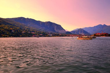 Maggiore Gölü, İtalya 'da muhteşem bir gün batımı. Pembe, mor ve sarı gökyüzü. 