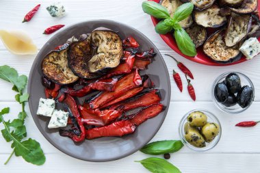 Beyaz ahşap masada ızgara sebzeler, diyet yemeği. Üst Manzara. Fesleğen yaprakları ve salata süslemeleri.. 