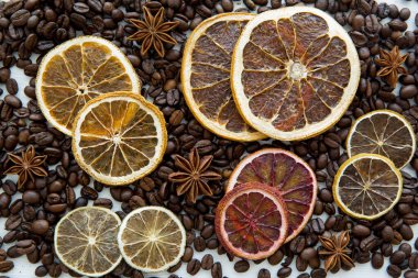 Kahve çekirdeği ve kurutulmuş portakal, limon ve greyfurt dilimleri. Noel konsepti. Üst görünüm. 