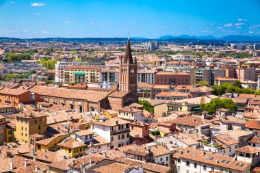 Verona, Veneto, İtalya 'nın panoramik şehir manzarası. Turuncu kiremitli ortaçağ çatıları. Mavi gökyüzüyle güneşli bir yaz günü. 