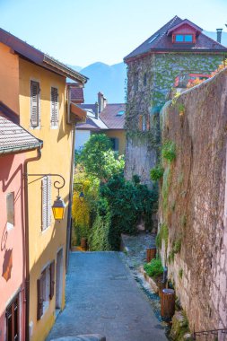 Fransa 'da küçük dar bir cadde. Parlak renkler ve güneşli bir gün. 