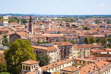 Verona, Veneto, İtalya 'nın panoramik şehir manzarası. Turuncu kiremitli ortaçağ çatıları. Parlak güneşli yaz günü. 