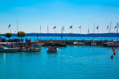 Garda Gölü, Sirmione, İtalya. Garda Gölü 'ndeki liman. Limanda farklı bayraklar. 