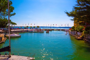 Garda Gölü, Sirmione, İtalya. Garda Gölü 'ndeki liman. Limanda farklı bayraklar. 