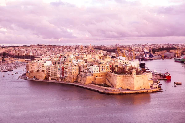 Valletta Panoramisch Uitzicht Prachtige Kleuren Van Roze Zonsondergang Stadsvestingmuren Middellandse — Stockfoto