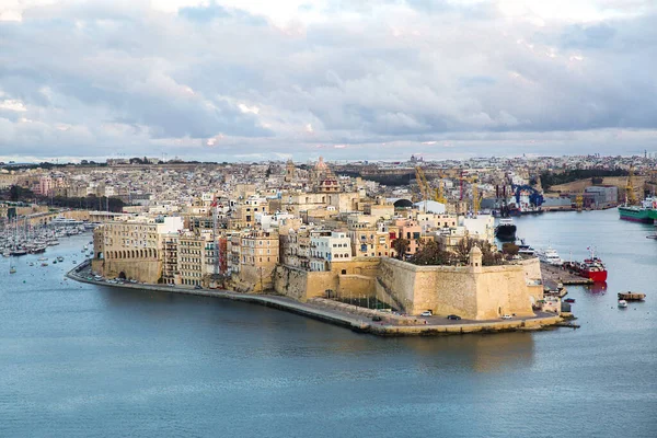 Valletta panoramik manzara, gün batımının güzel renkleri. Şehir kalesi duvarları ve Akdeniz. 