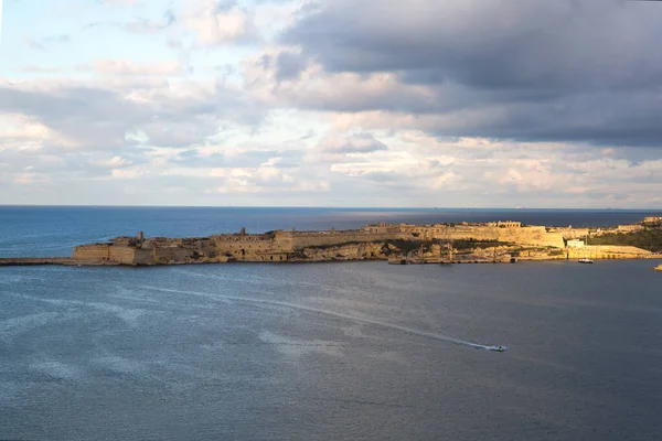 Vacker Solnedgång Valletta Medelhavet Och Gamla Fästningsmurar Flygutsikt — Stockfoto