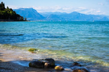Garda Gölü, Sirmione, İtalya. Göl ve dağların güzel manzarası. 