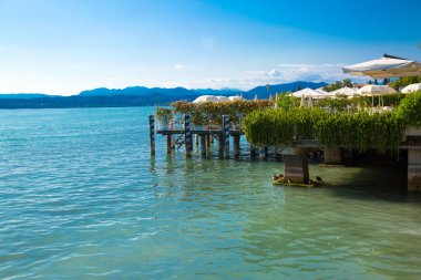 Garda Gölü, Sirmione, İtalya. Garda Gölü 'nün yanındaki restoran.. 