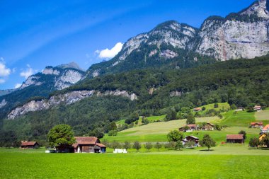 Dolomitler Apls, İsviçre panoraması. Dolomitler Alpler manzarası, yüksek dağları ve mavi gökyüzü olan yeşil vadi..