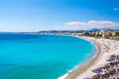 Güzel, güzel bir sahil, Fransız Rivierası, Cote d 'Azur veya Azure Sahili. Parlak turkuaz su. 