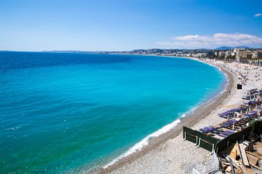 Güzel, güzel bir sahil, Fransız Rivierası, Cote d 'Azur veya Azure Sahili. Parlak turkuaz su ve halk plajı. 