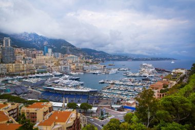 Monako, Fontvieille Limanı 'nın panoramik görüntüsü. Fransız Rivierası, Azur Sahili. Bir sürü lüks yatları olan körfez.. 