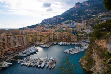 Monako, Fontvieille Limanı 'nın panoramik görüntüsü. Fransız Rivierası, Azur Sahili. Bir sürü lüks yatları olan körfez.. 