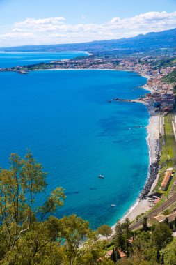 İtalya 'nın Sicilya adası Taormina' daki Etna yanardağının panoramik görüntüsü. Akdeniz (İyon denizi). Güneşli yaz gününde parlak turkuaz sular. 