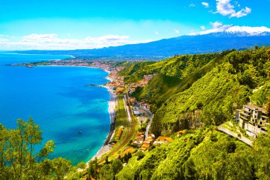 İtalya, Sicilya, Taormina 'dan Etna volkanı ve mavi Akdeniz manzarası (İyon denizi).